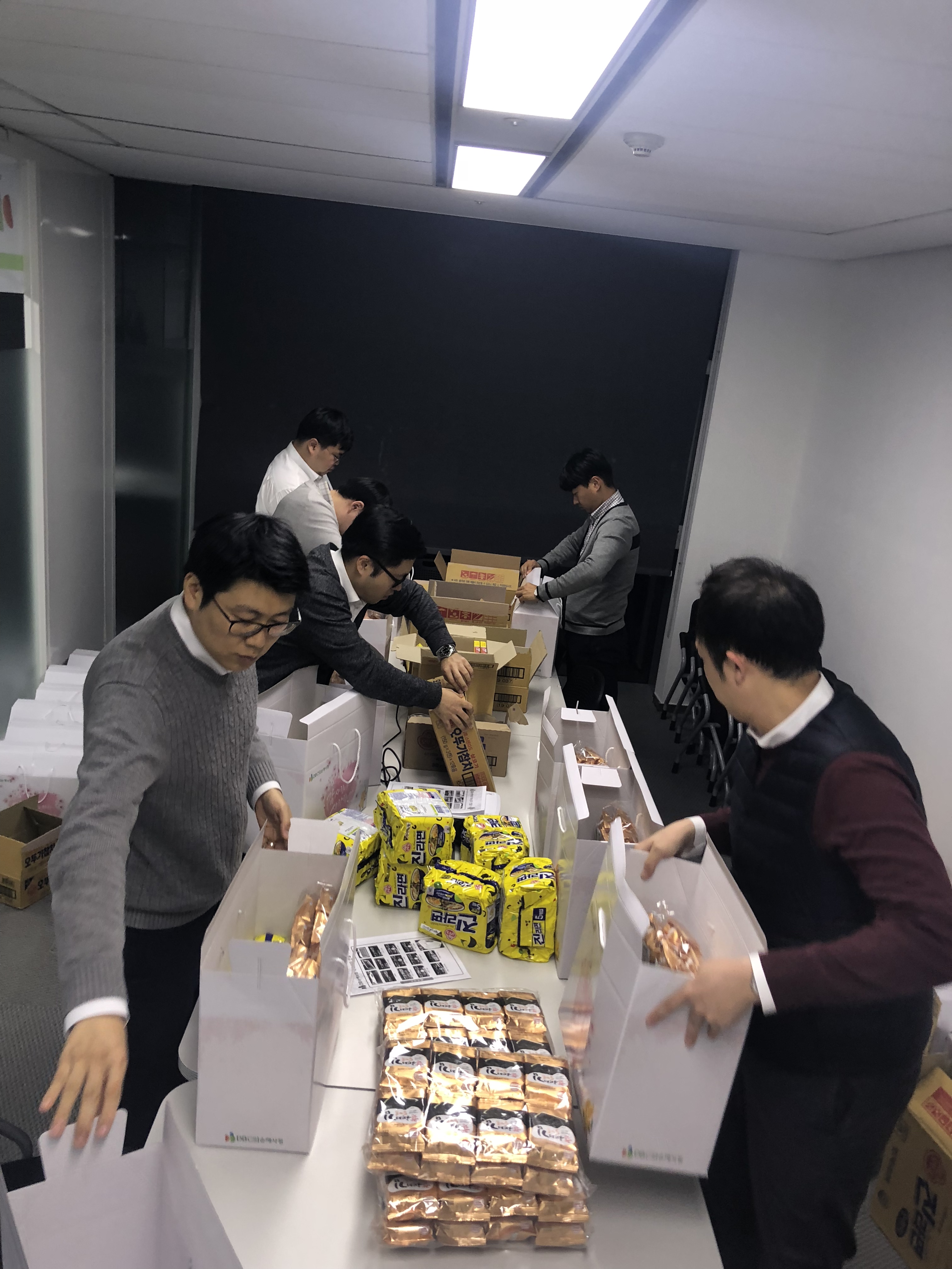 경영지원본부 직원들이 상자를 만들고 있다.
